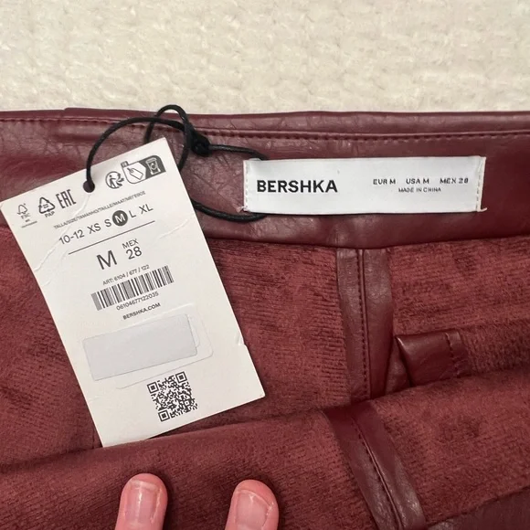 SOLD✨ Bershka Faux leather mini skirt/skort - Picture 3 of 8